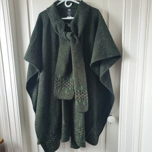 Stunning handwoven wrap / cloak of 100% wool, forest green with pattern